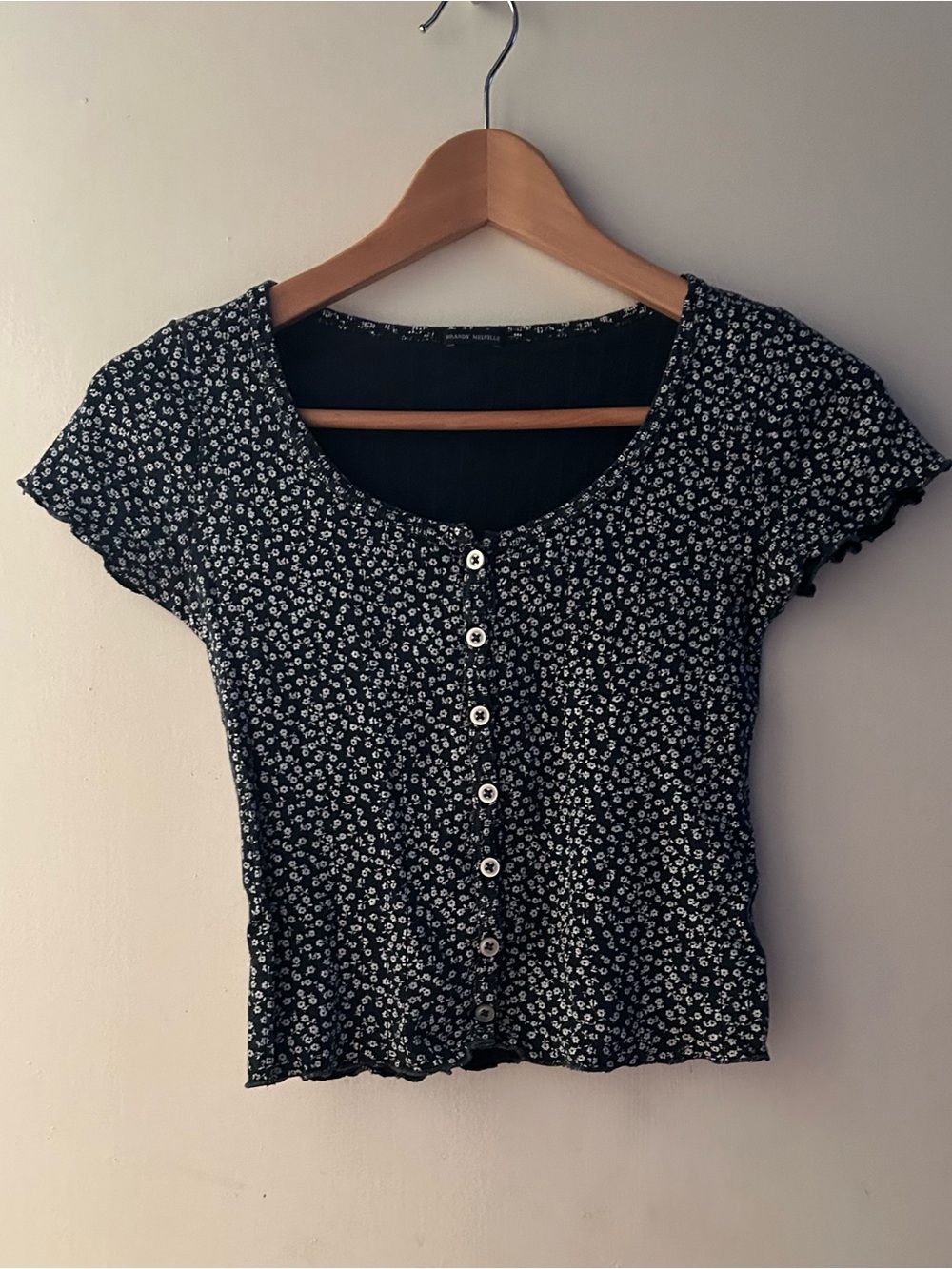 Brandy Melville zelly Navy and White Floral Button-Front Crop Top